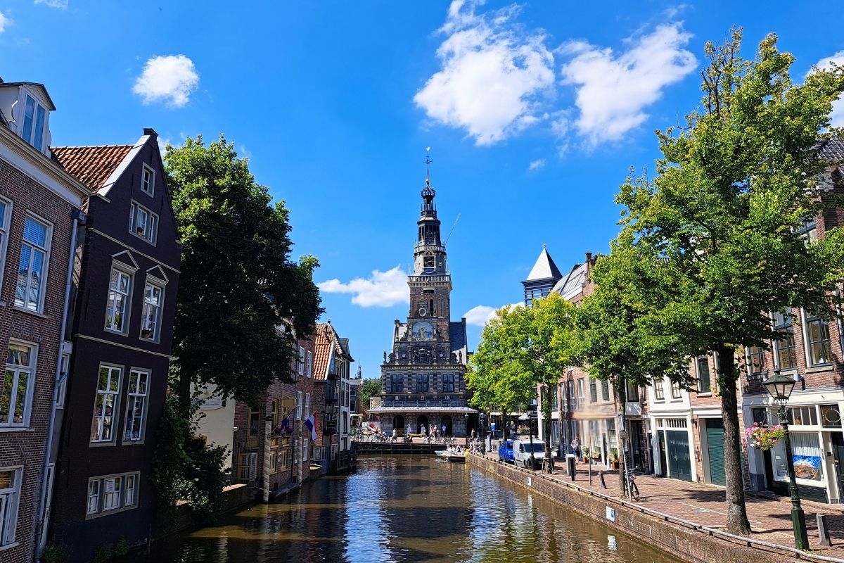 Zicht op de Waag in Alkmaar